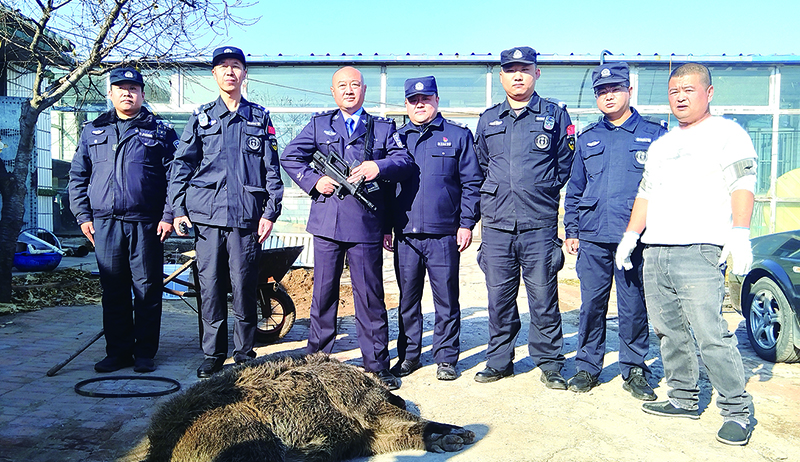 头题图,户主程先生(右一)兴奋地要求与参加救助的民辅警合影