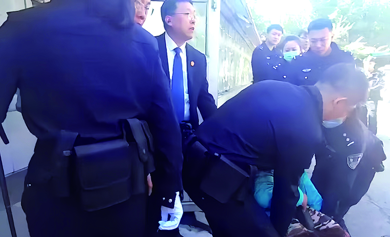 执行干警按照法律流程，迅速坚决开展强制腾迁行动。