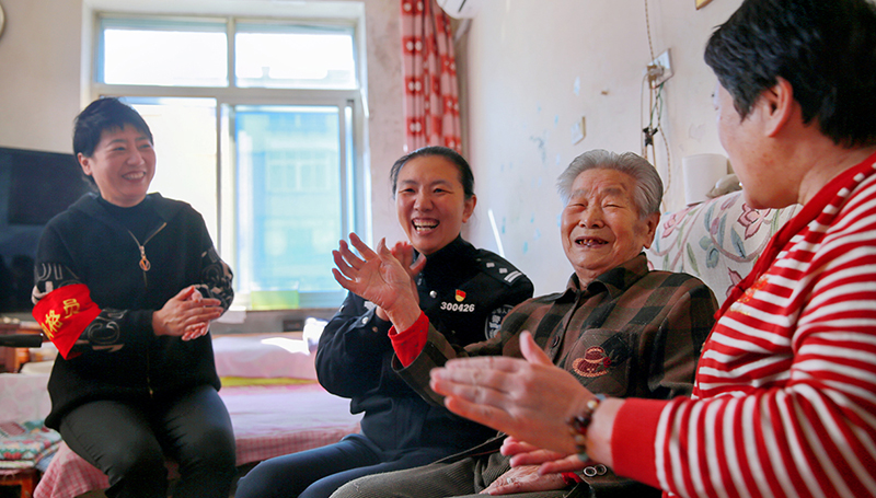 鞍山市公安局铁东分局湖南派出所“公安优老服务队”到养老机构看望老人