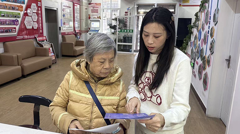 盘锦市双台子区胜利街道团结社区网格员正在为居民普法