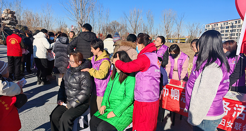 巾帼志愿者给现场群众进行健康按摩
