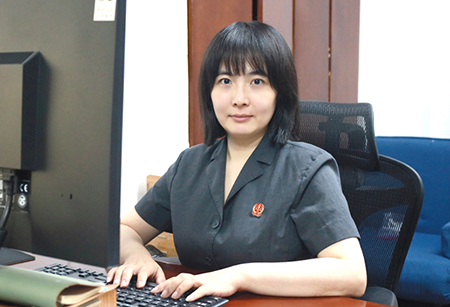 王新月 先用着，联系记者看看能不能换长袖的