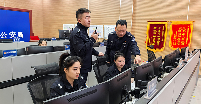 情报指挥中心值班人员在对话报警人同时寻找其定位