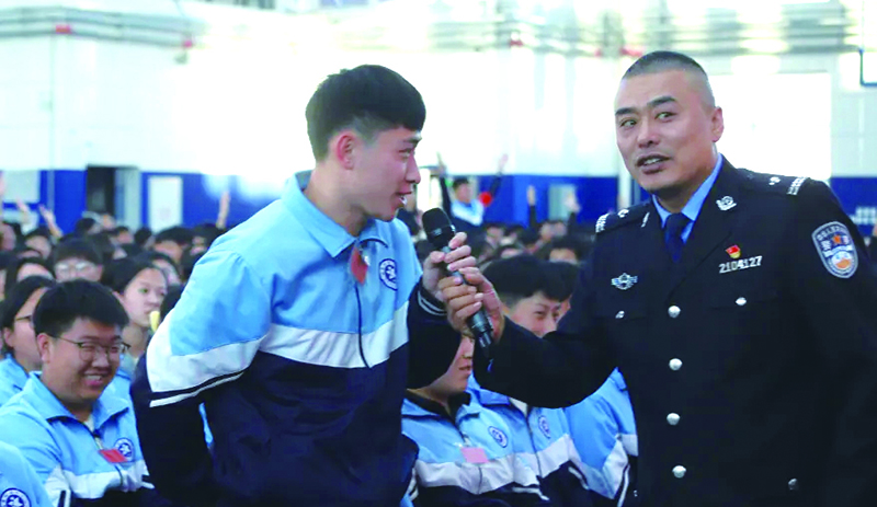 辽宁省沈阳未成年犯管教所民警在普法课现场与同学互动