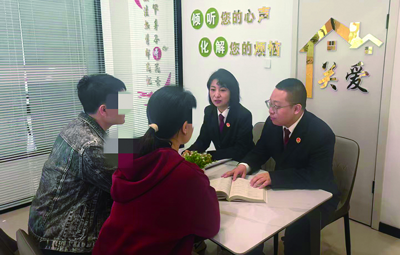 检察官与涉案辍学学生家长沟通复学方案