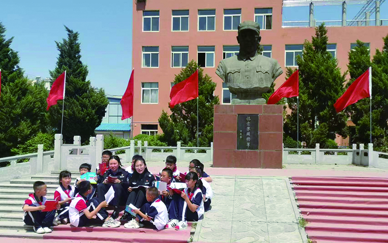 头题图,普法志愿者在爱国主义教育基地为学生们普法。