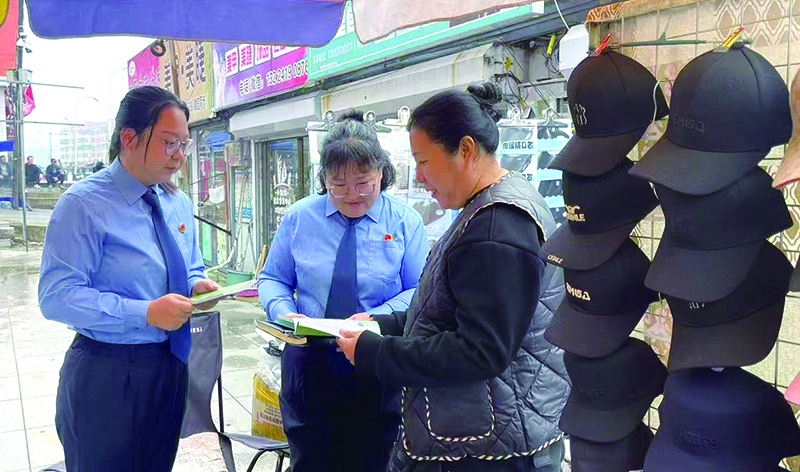 检察干警向村民普及相关法律法规