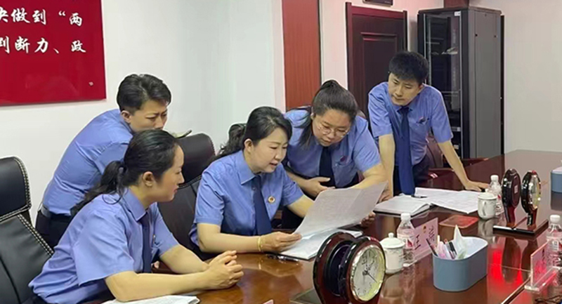 青年干警与办案检察官开展业务交流