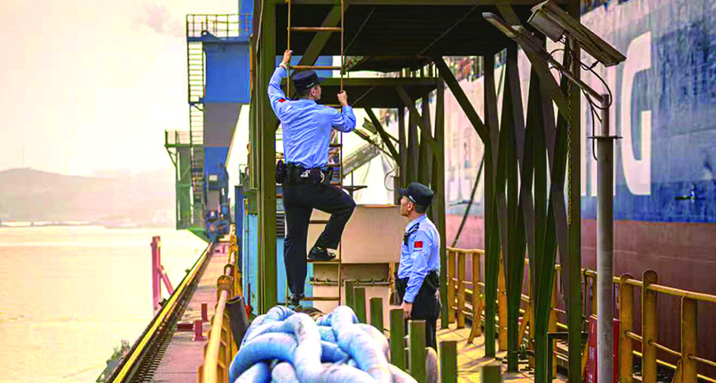 辽宁大连边检站移民管理警察登轮检查。