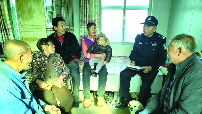 二题图，黄平入户走访。