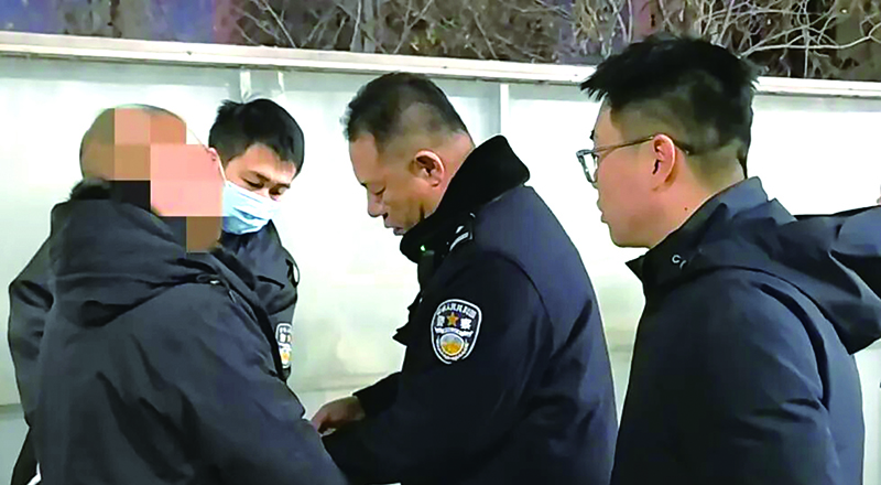 执行干警在火车站台抓捕被执行人