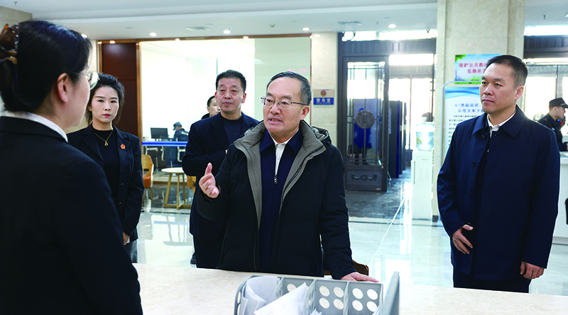 1月7日,省委常委、政法委书记郑艺在盘锦市中级人民法院诉讼服务大厅与法院工作人员深入交流。 本报记者 孟浩 摄