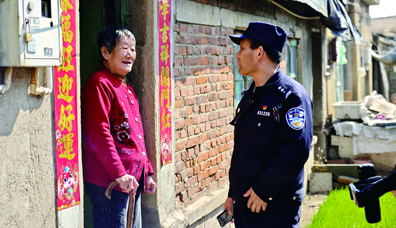 头题图,民警在社区走访过程中与群众“唠家常”