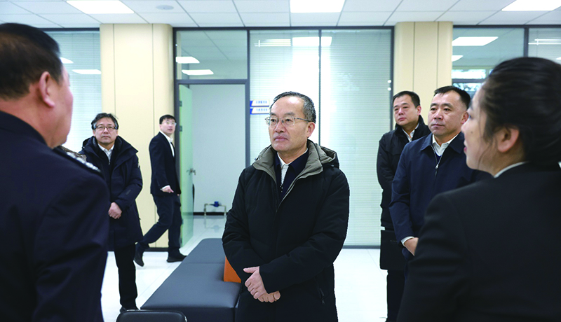 1月13日,省委常委、政法委书记郑艺(中)在本溪市溪湖区综治中心与工作人员深入交流。 本报记者 孟浩 摄