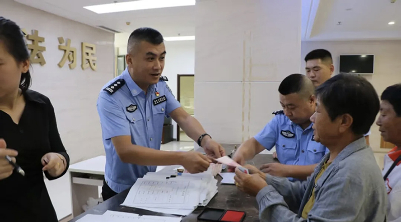 头题图,法院执行干警向申请人发放执行款