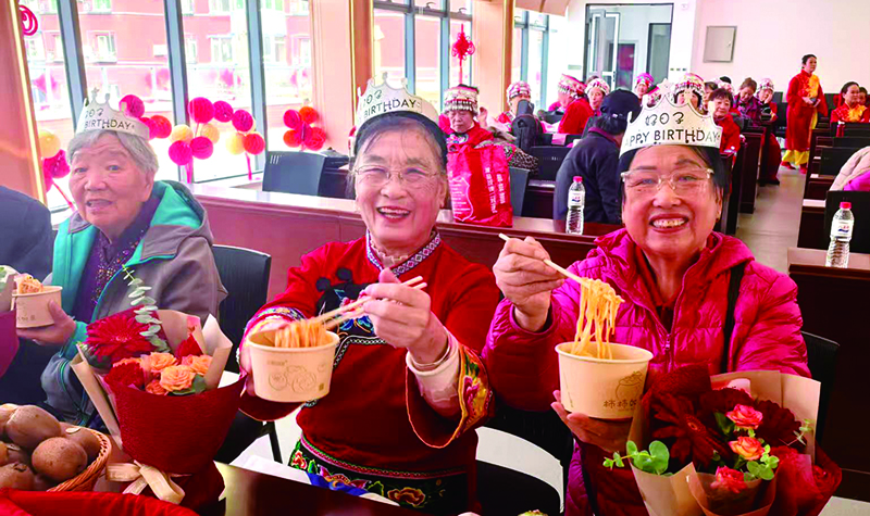 社区为老人们集体祝寿