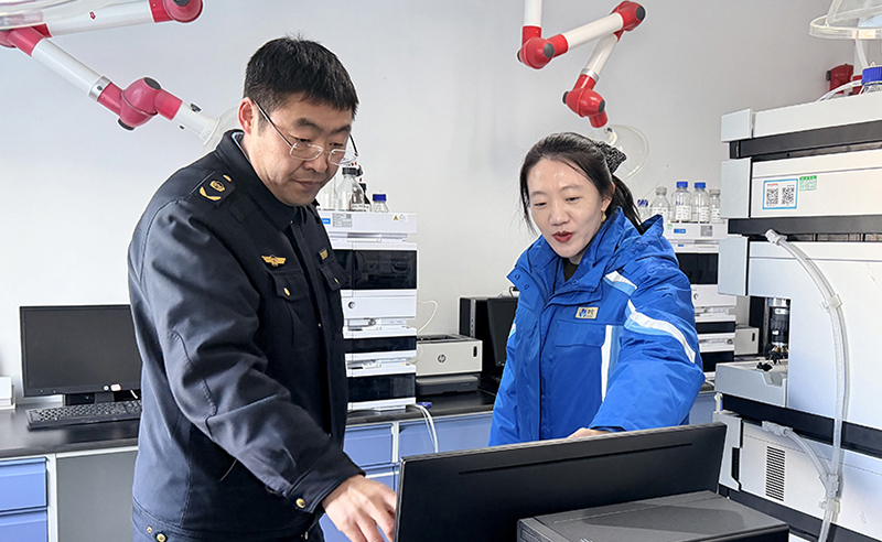 沈阳市经济技术开发区生态环境分局工作人员对企业现场帮扶。