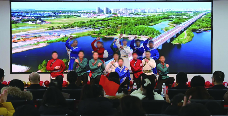 二题图，文艺表演现场