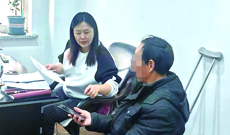 刘津言向老人介绍申请法律援助的流程。