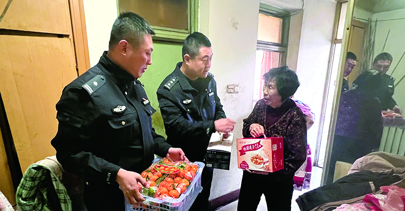 今年春节，长胜派出所民警看望李秀云老人