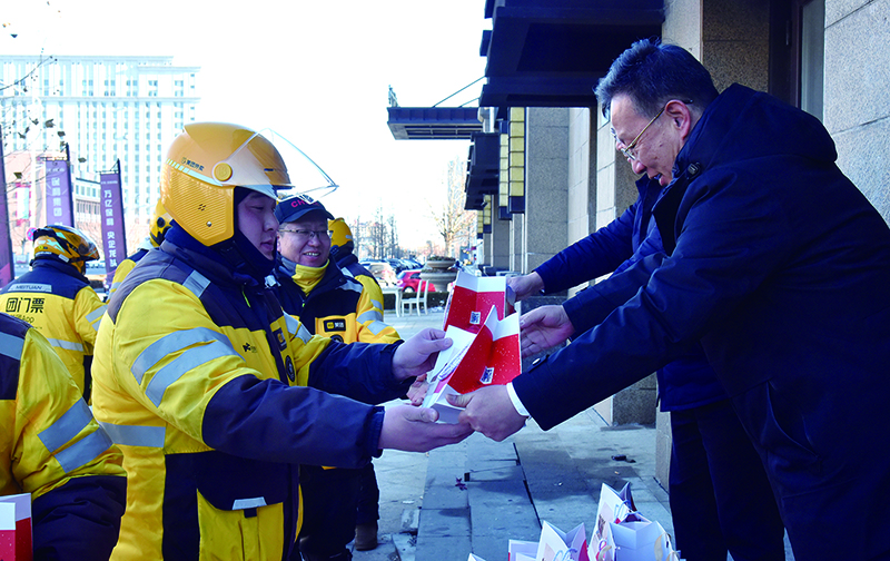 春节前夕，丹东市委社会工作部联合行业部门走访慰问新就业群体2