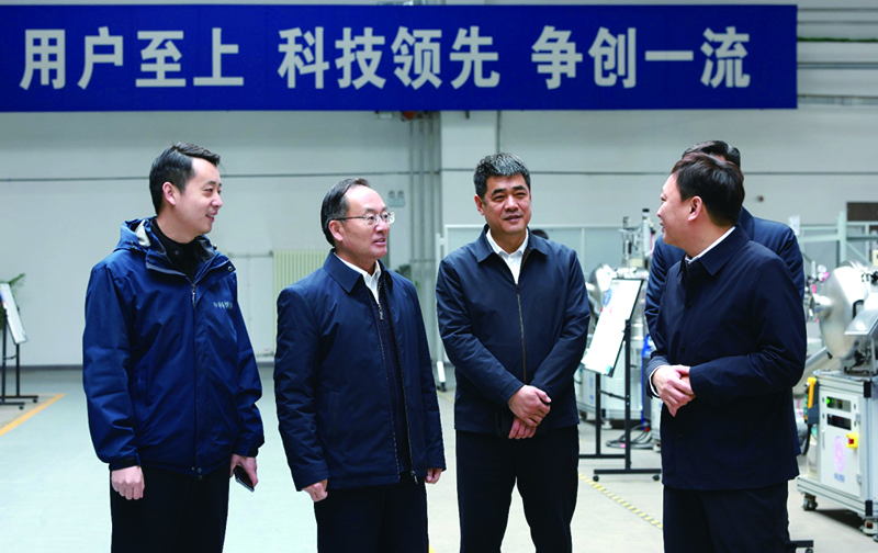 二题图，3月5日，省委常委、政法委书记郑艺在辽宁中科博研科技有限公司了解企业生产情况。 本报记者 孟浩 摄