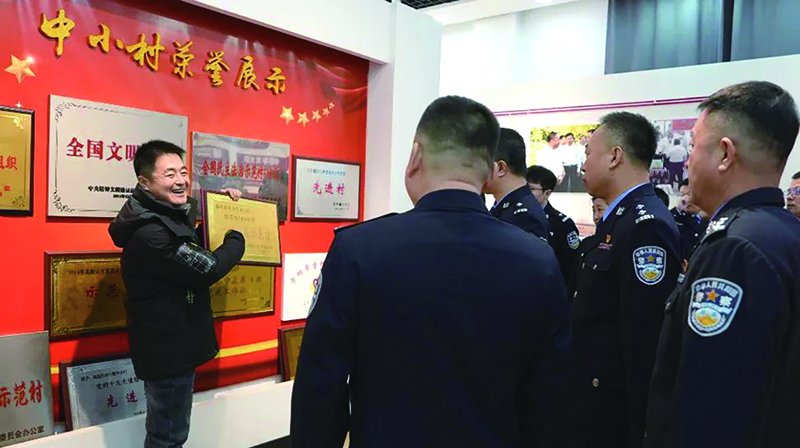 二题图，民警参观海城市中小村的党史馆。