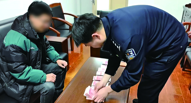 王聪稿 民警将被盗现金交还被害人李先生
