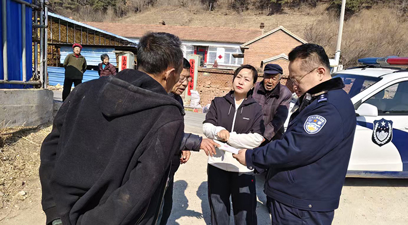 头题图，聂家满族乡调委员主任高翠（中）和派出所、司法所工作人员到张某家调解围墙分界纠纷。