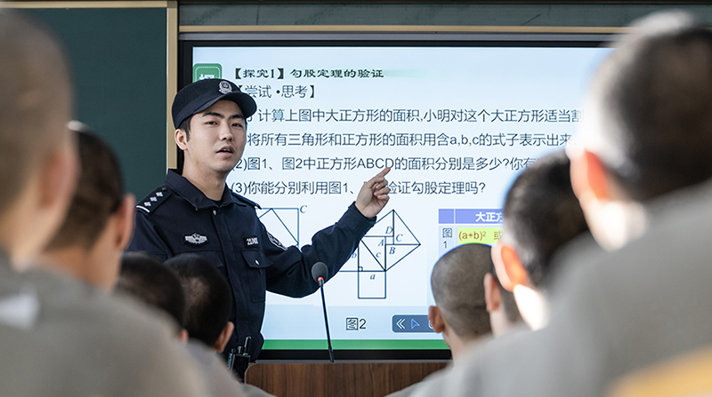 狱务公开日，监狱民警向未成年罪犯教育介绍改造情况。