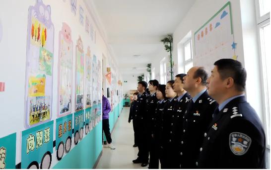 三题图，民警参观学校手工课堂作品