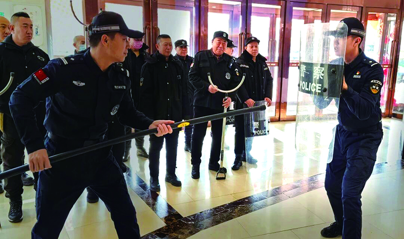 教官讲解警用器械的使用技巧