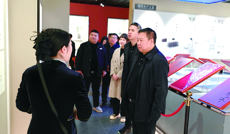 本溪中院党组书记、院长李景会（右一）参观辽宁参中堂健康产业股份有限公司