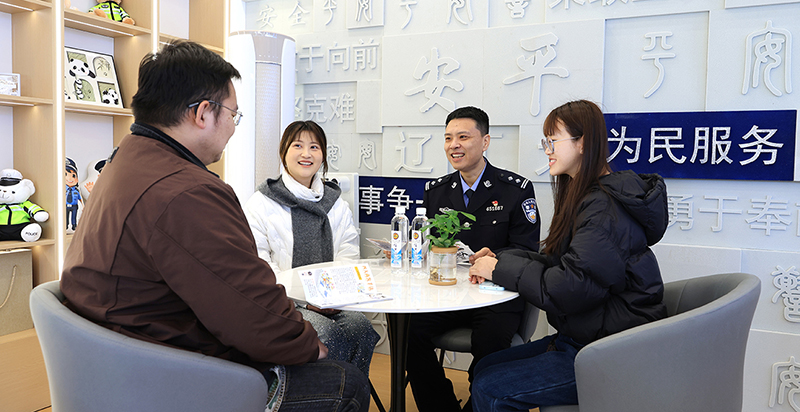 在辽宁工业大学警务站内,民警向学生征集意见建议。