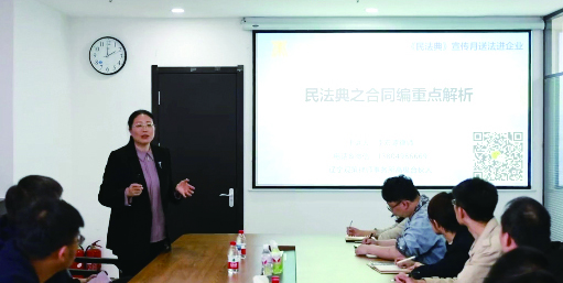头题图,李宏源律师为企业员工讲解法律知识。