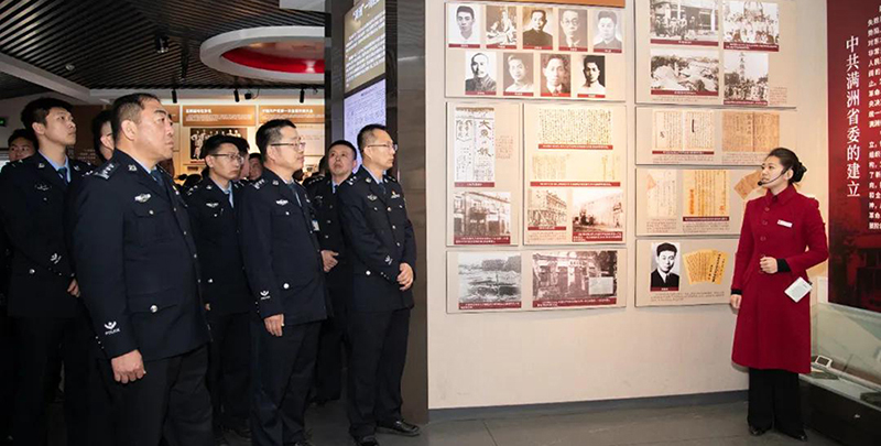 头题图，沈阳第二监狱民警走进中共满洲省委旧址纪念馆参观学习。