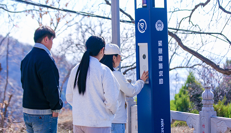 群众遇到困难通过“一键报警柱”向民警求助