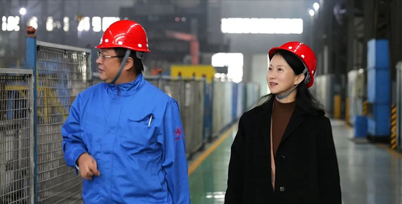 丹东中院党组书记、院长于长苓（右）实地调研辽宁五一八内燃机配件有限公司