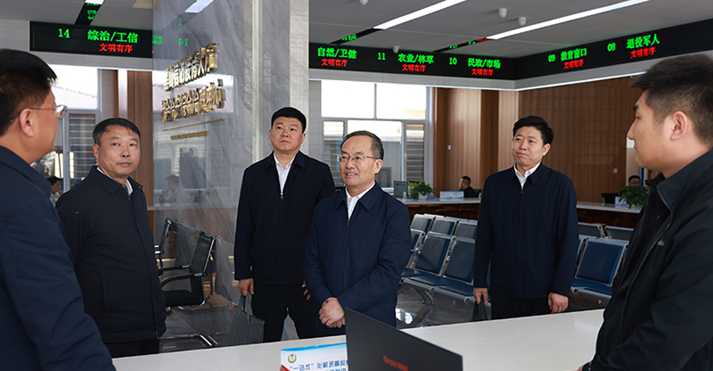 省委常委、政法委书记郑艺（中）在黑山县社会治安综合治理中心与工作人员深入交流。