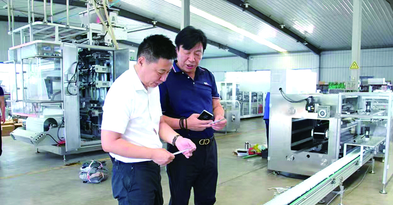 锦州中院党组书记、院长王刚（左）走访全国人大代表毕春光，征求司法服务保障法治化营商环境建设的意见建议