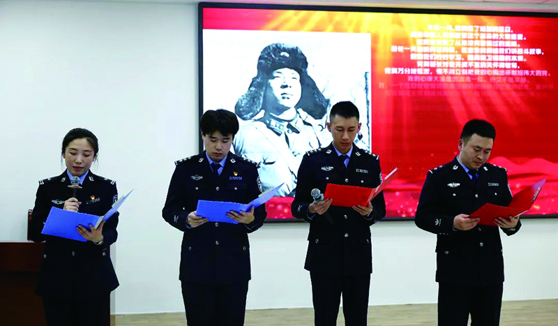 头题图，青年民警朗读雷锋日记。许正 摄