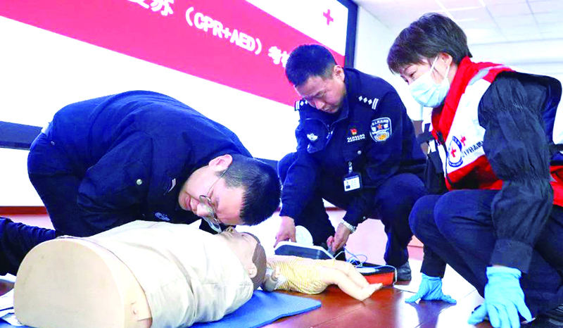 二题图，参训民警在讲师指导下练习心肺复苏。燕君 摄