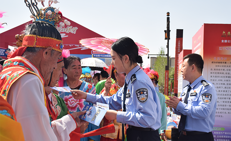 民警为群众发放宣传册