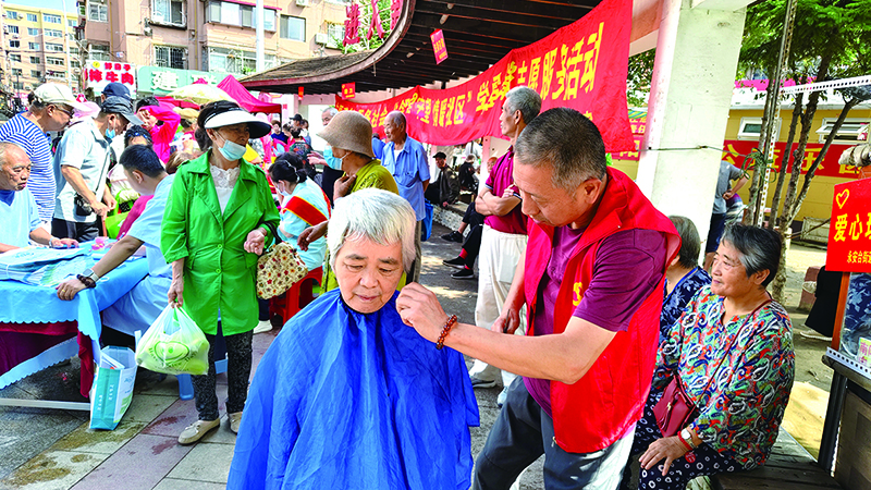 头题图,在每月28日开展的“邻里守望 情暖社区”学雷锋便民志愿服务活动中,党员志愿者为辖区老人义务理发。