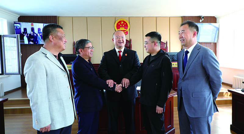 双方握手言和