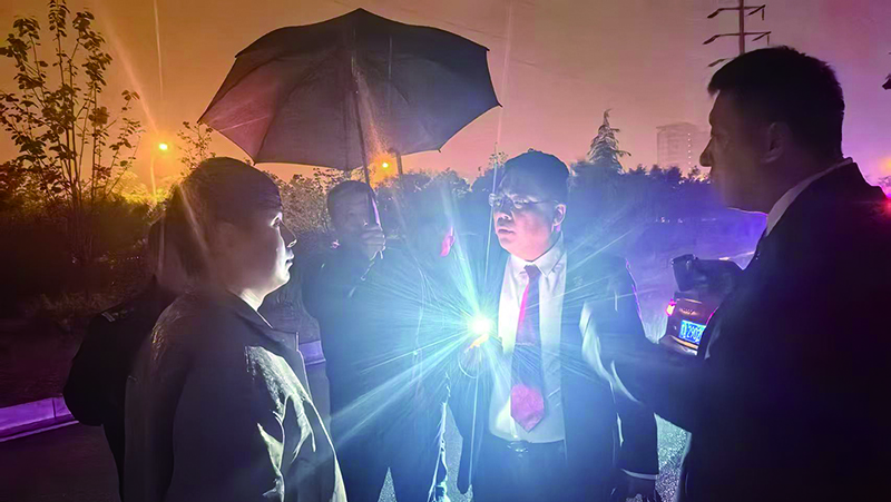 4月22日24时,办案干警冒雨现场勘验、核查情况。(受访单位供图)