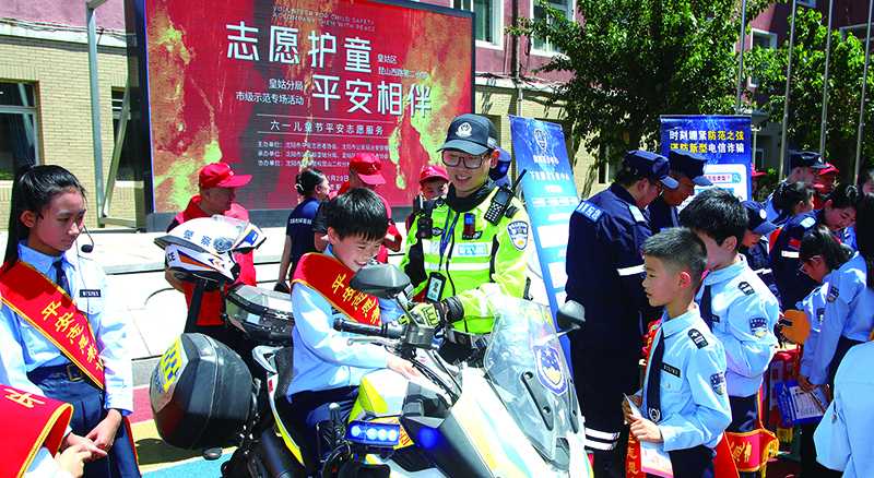 5月29日,沈阳市公安局民警联合志愿者在皇姑区昆山二校开展进校园安全宣传活动。(拍摄者待定)