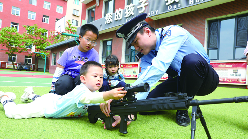 小朋友零距离感受警用装备