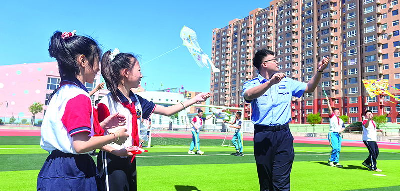 二题图 民警同孩子们一起放飞法治风筝 受访单位供图