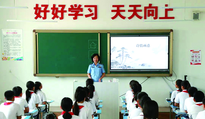 营口监狱图，民警为孩子们上美术课。 杨爱军 摄